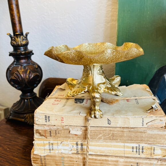 ❌SOLD❌Gold sparkly Lucite pedestal dish with lion's - Picture 7 of 11